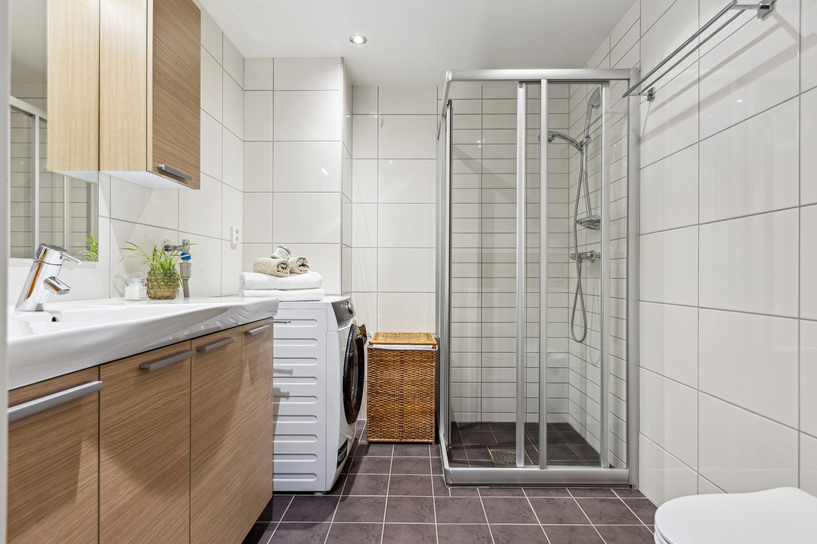 Her får du også opplegg for vaskemaskin og speil med overlys. Galleribilde