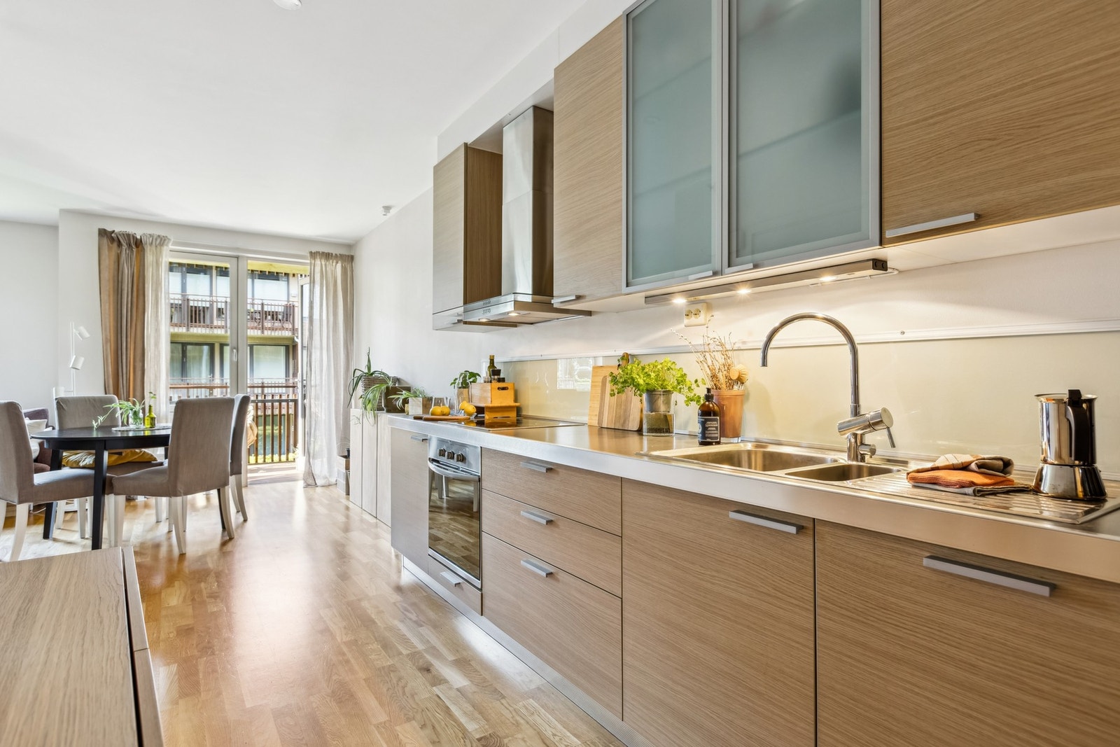 Det er rikelig med oppbevaringsmuligheter i både skuffer og skap Galleribilde