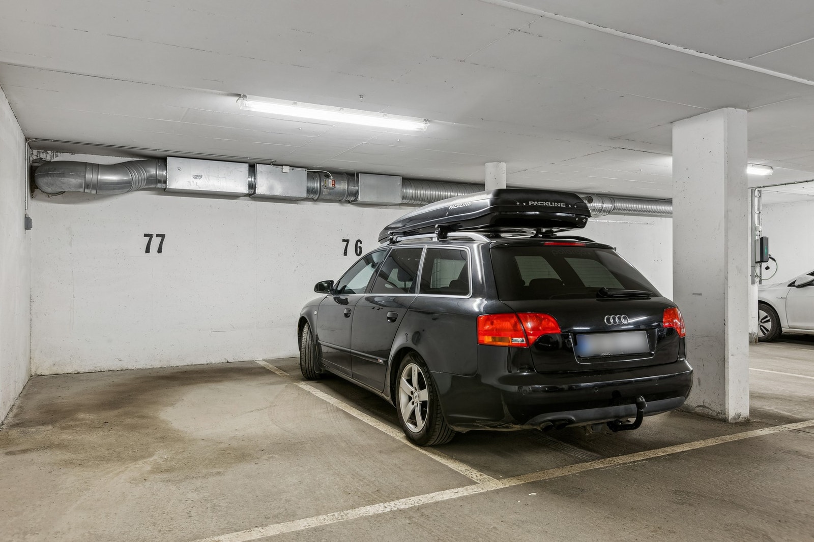 Leiligheten disponerer fast parkeringsplass i oppvarmet p- kjeller. Mulighet for å etablere lader. Galleribilde