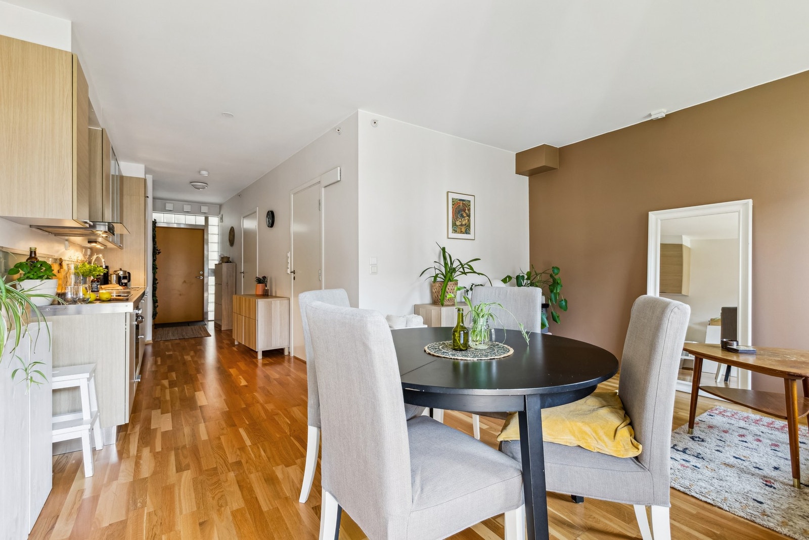 Stue og kjøkken ligger i åpen løsning og måler totalt 26 kvm. Galleribilde