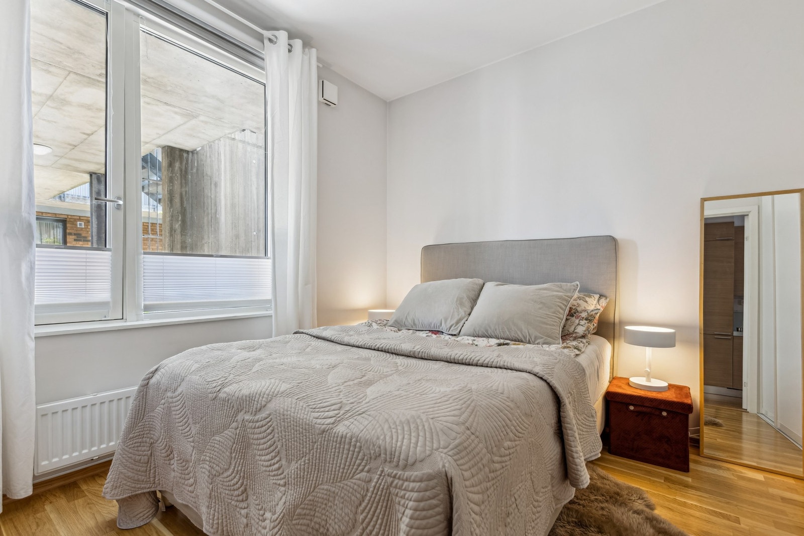 Soverommet måler 9,5 kvm og er malt i lyse farger. Her kan du innrede med stor dobbeltseng og tilhørende møblement. Galleribilde