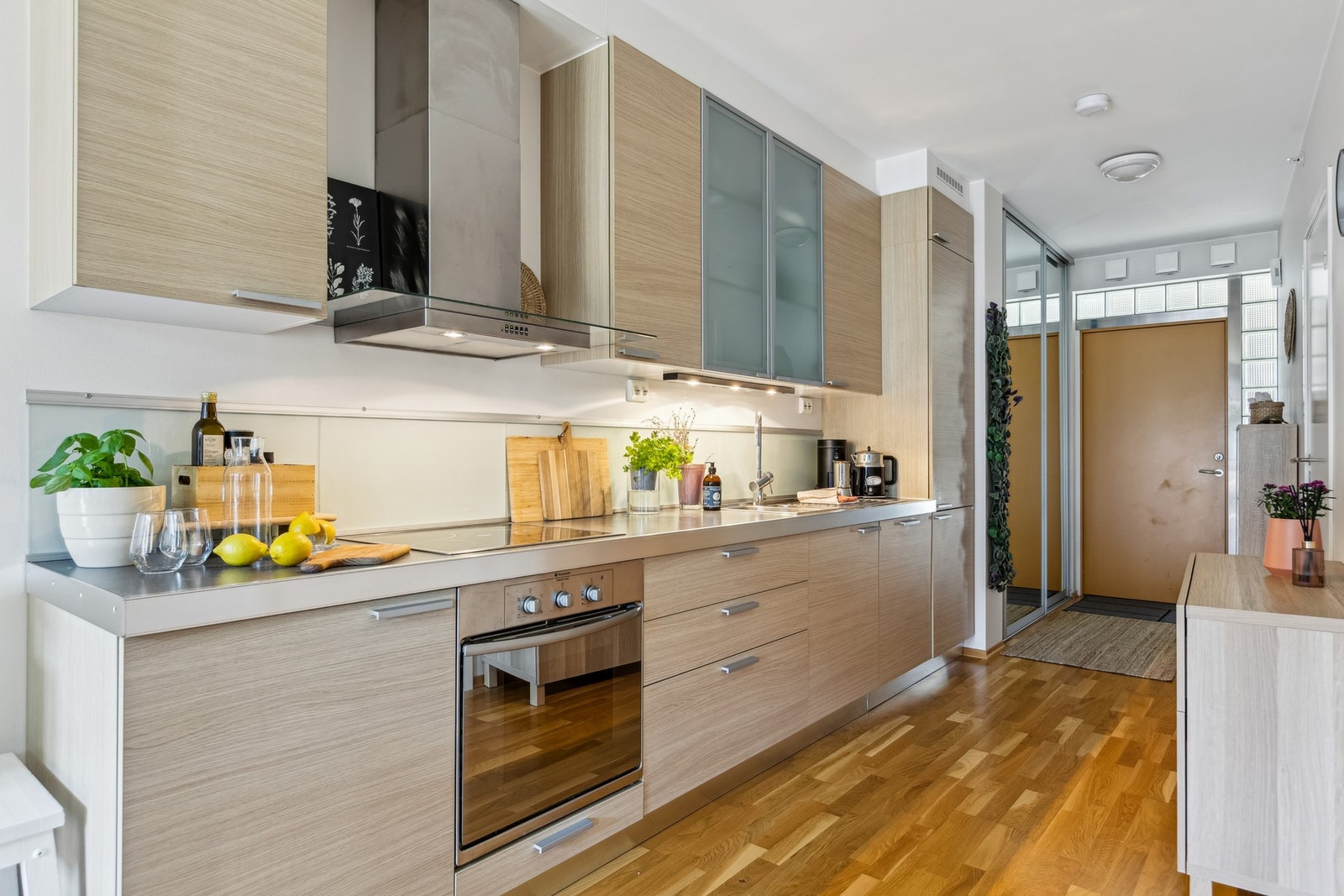 Moderne Aran kjøkkeninnredning med glatte fronter. Galleribilde