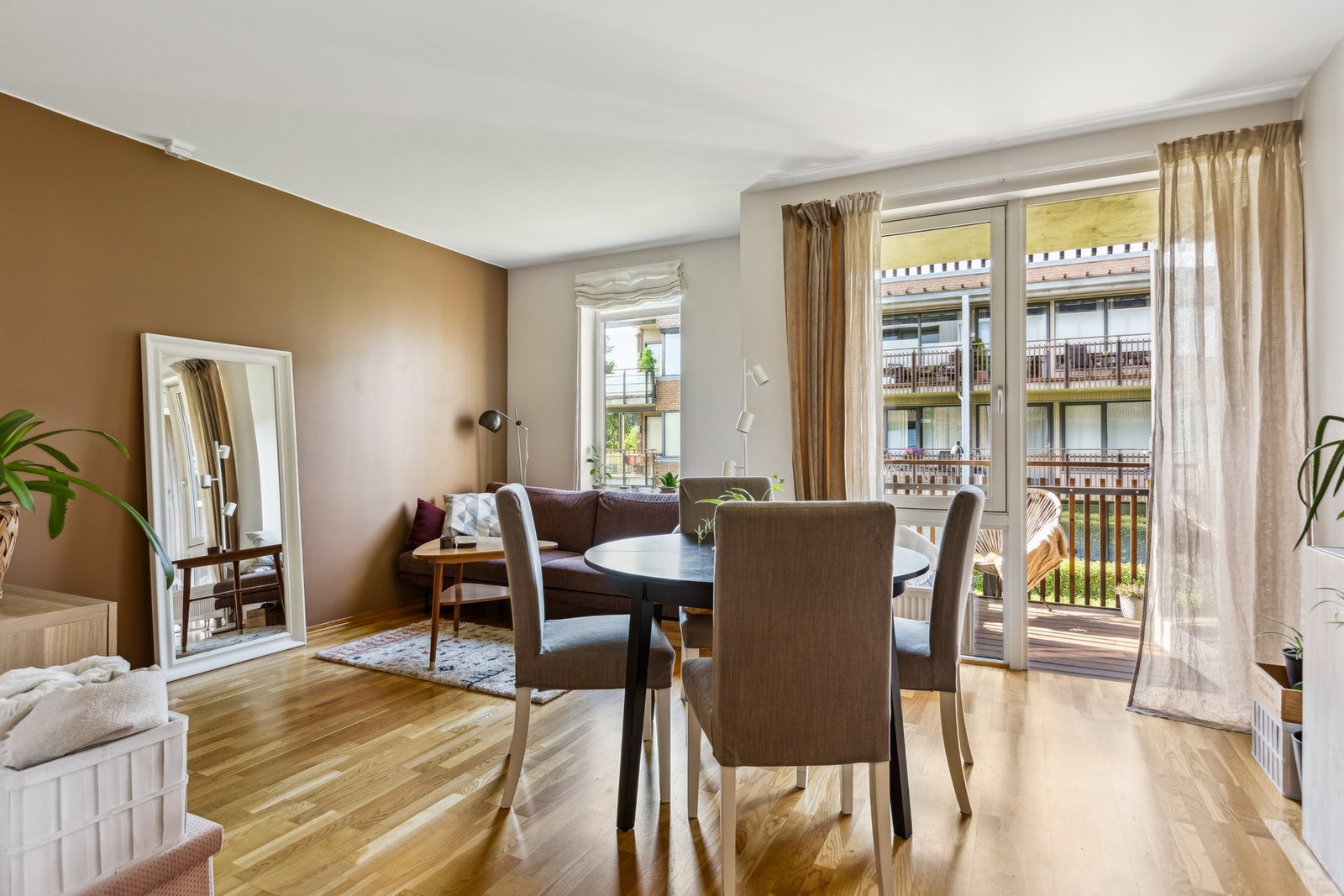 Fra stuen har du utgang til en fin balkong omgitt av herlige uteområder. Galleribilde