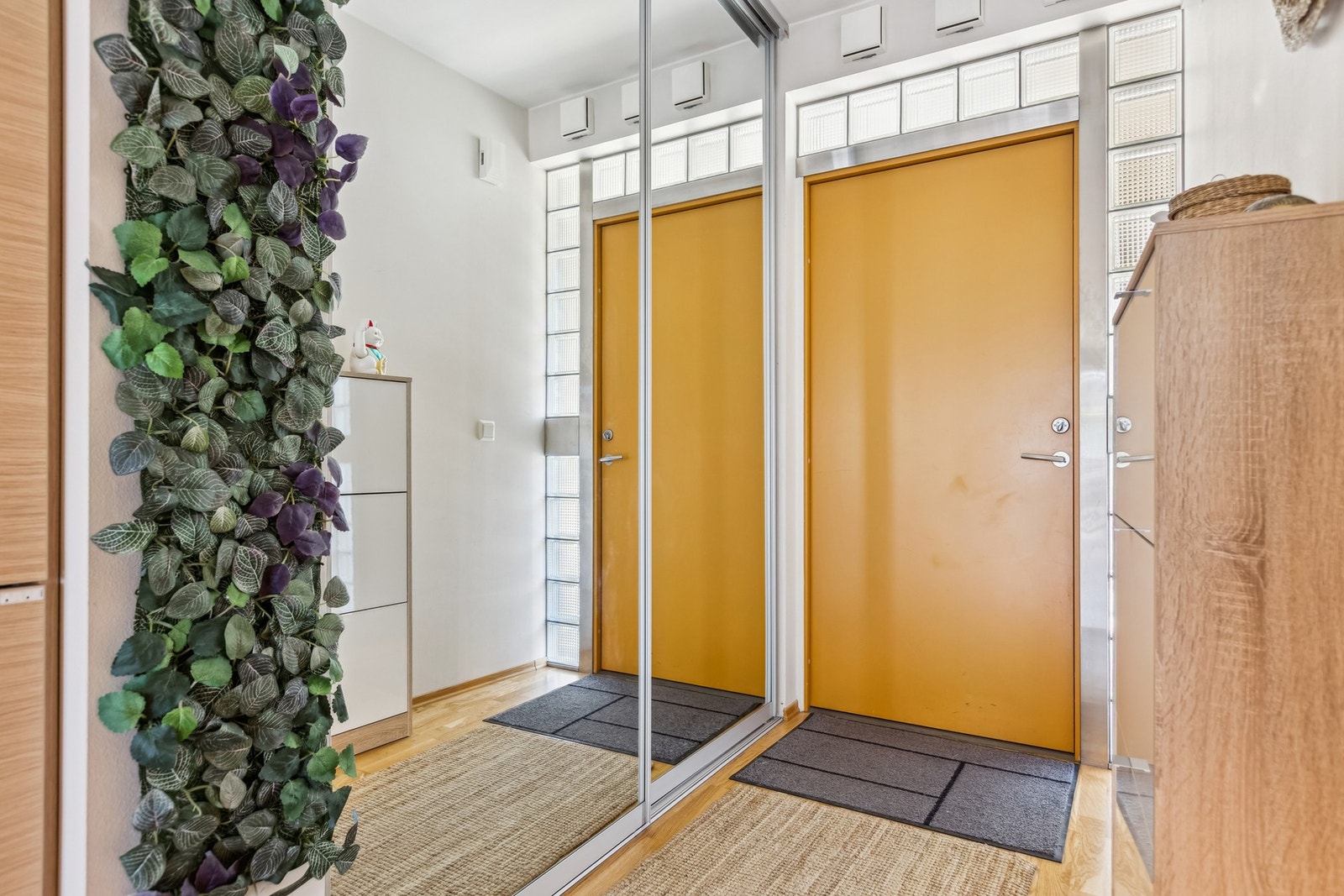 Vi ønsker deg velkommen inn. Entréen har innebygd skyvedørsgarderobe som byr på mye oppbevaringsplass. Galleribilde