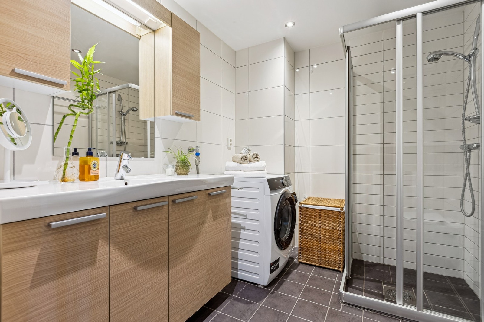 Lyst og fint baderom med flislagt gulv med varme. Galleribilde