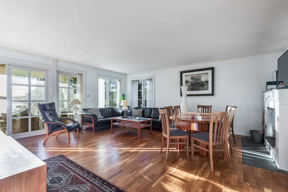 Stue med peis og gode møbleringsmuligheter Galleribilde