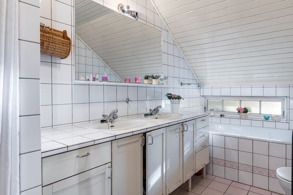 Pent flislagt bad Galleribilde