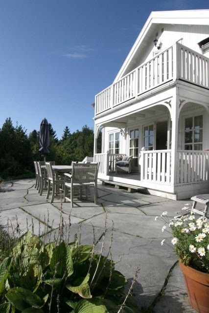 Hyggelig uteplass med god plass til utemøblement Galleribilde