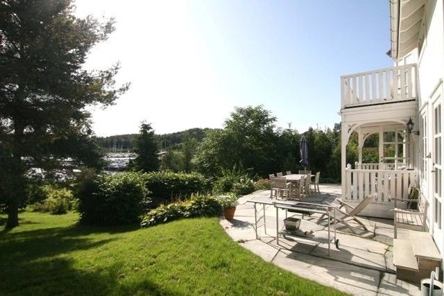 Stor og solrik hage Galleribilde