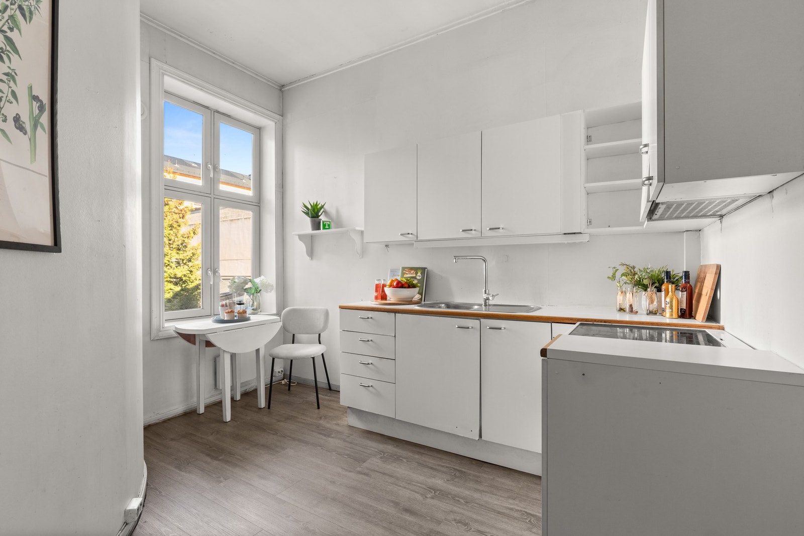 Kjøkken på eget rom med eldre kjøkkeninnredning. Galleribilde