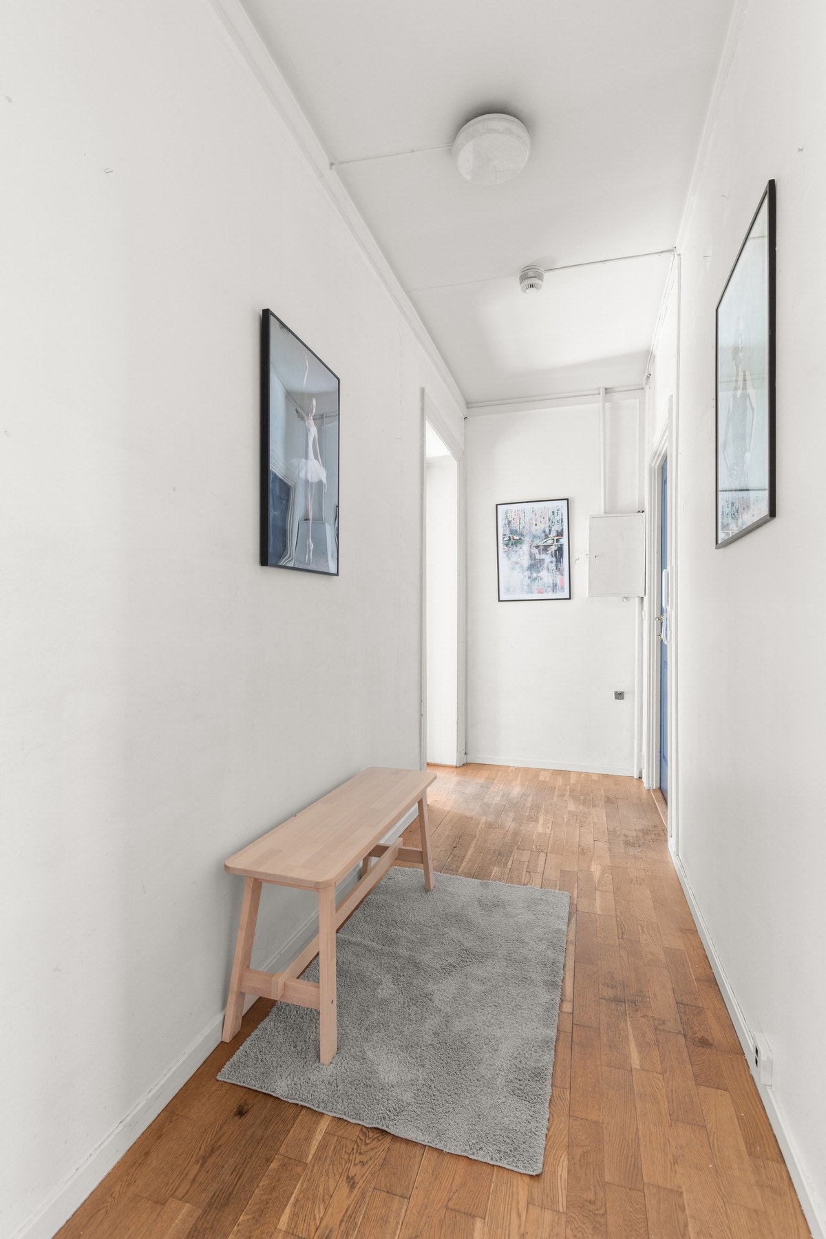 Entré med plass til jakkeoppheng og skohyller. Galleribilde