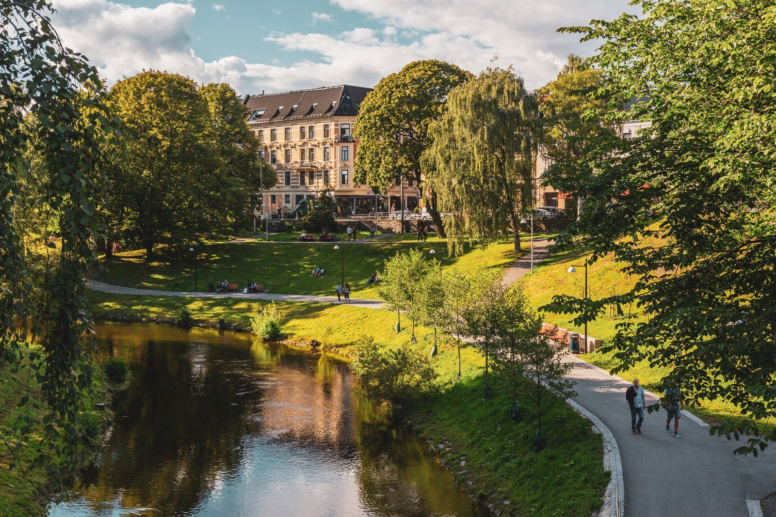 Rett i nærheten sildrer Akerselva forbi, med gangveier fra sentrum og helt opp til Nordmarka. Galleribilde