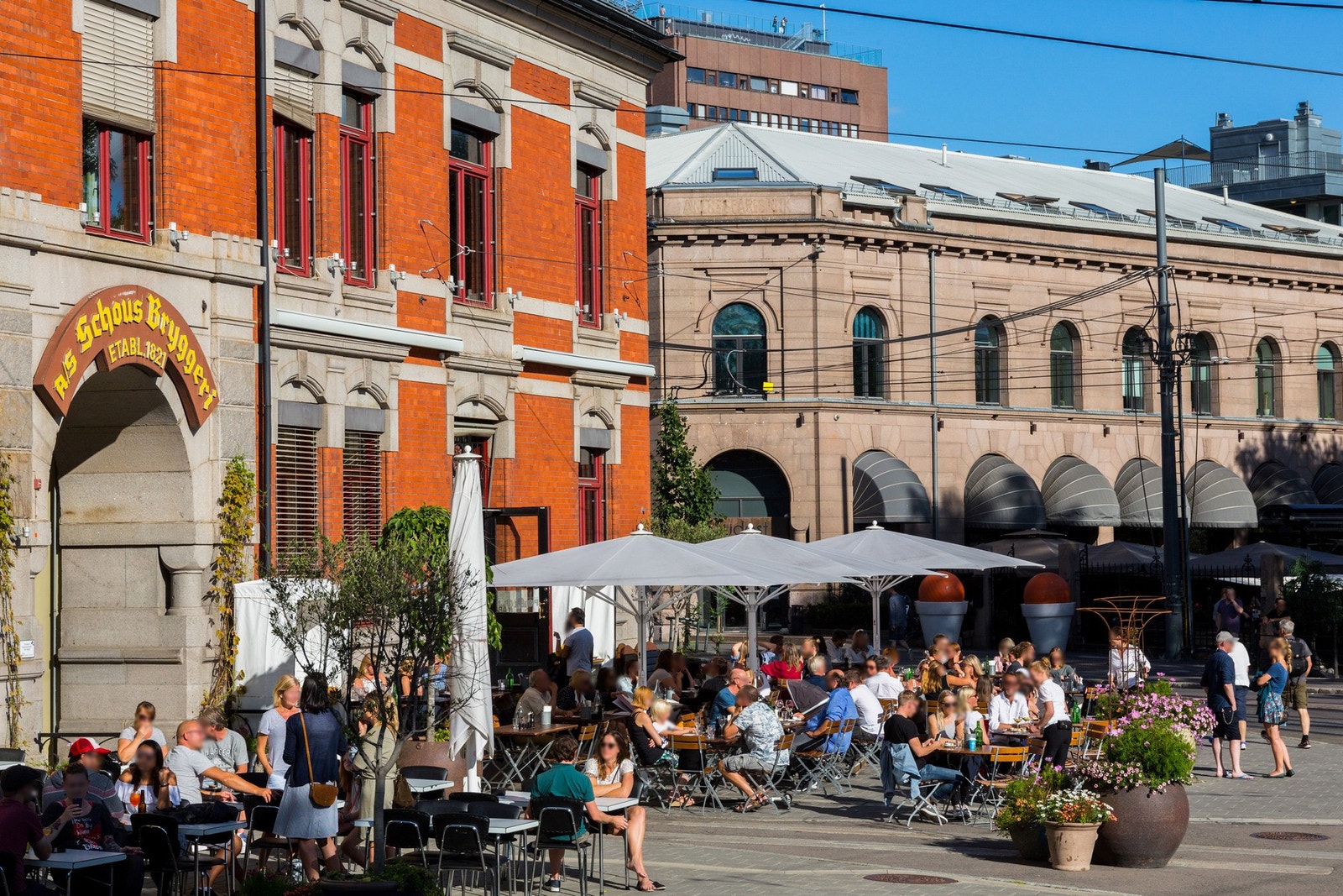 Schous plass med hyggelig uteservering. Galleribilde