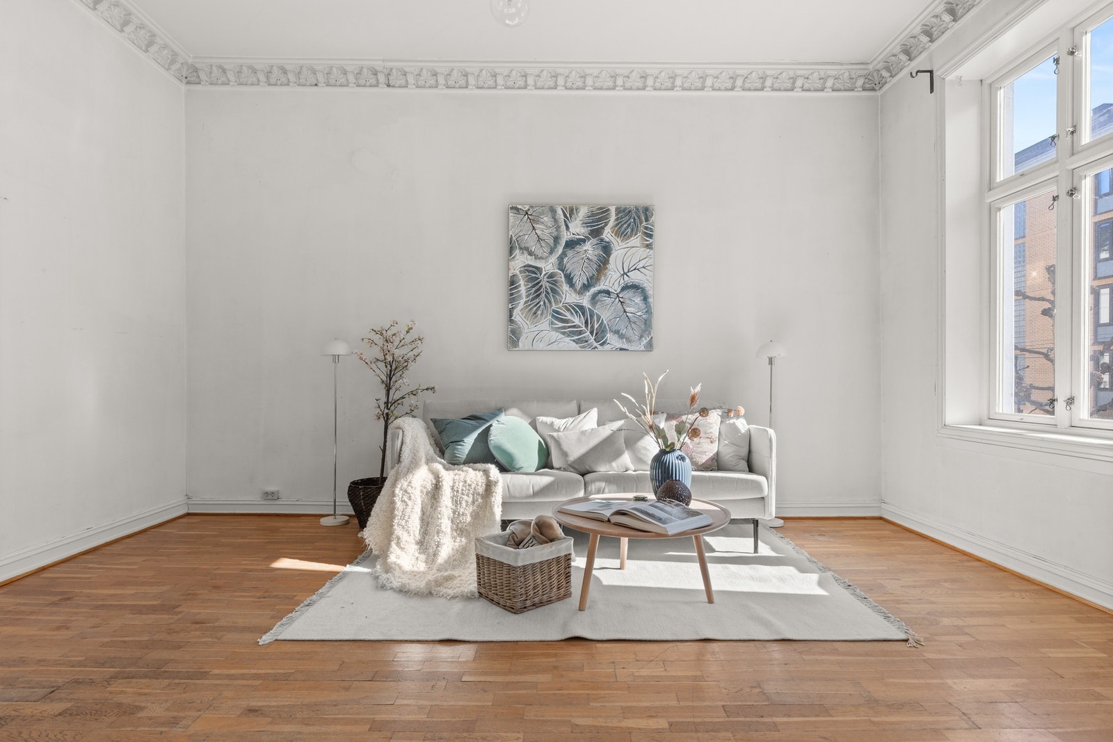 Kombinasjonen av vindusflater og takhøyde, gjør at hele boligen oppleves særdeles luftig og romlig. Galleribilde