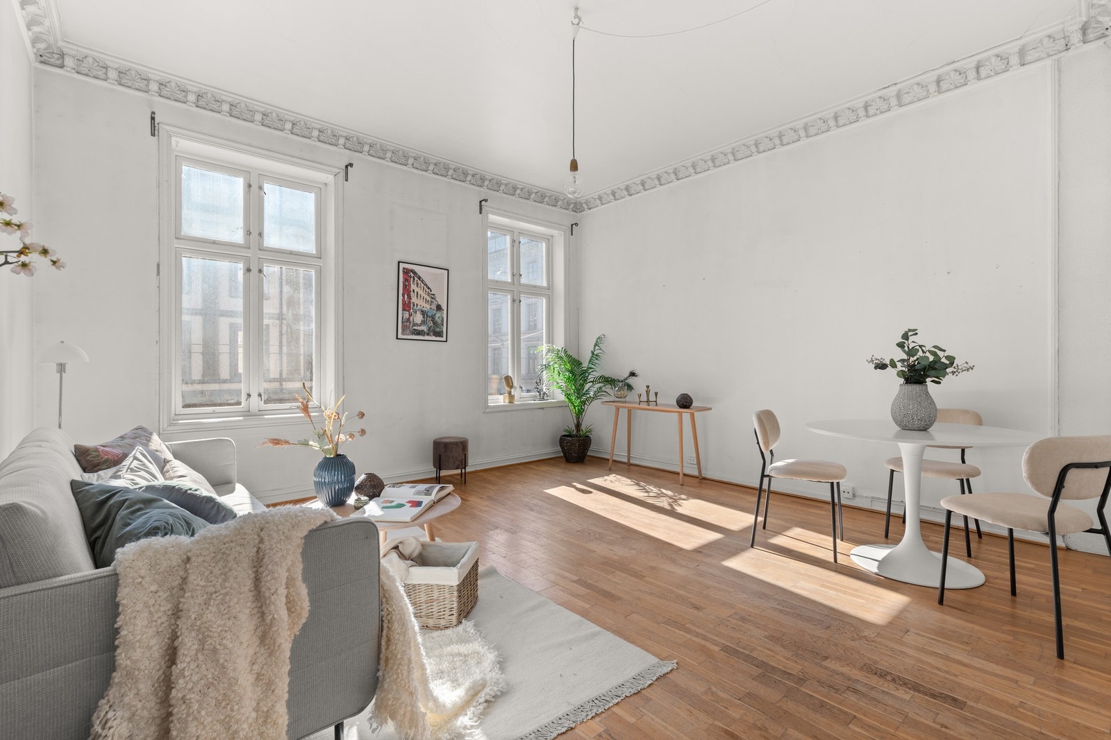 Stuen har store vindusflater og svært god takhøyde. Galleribilde