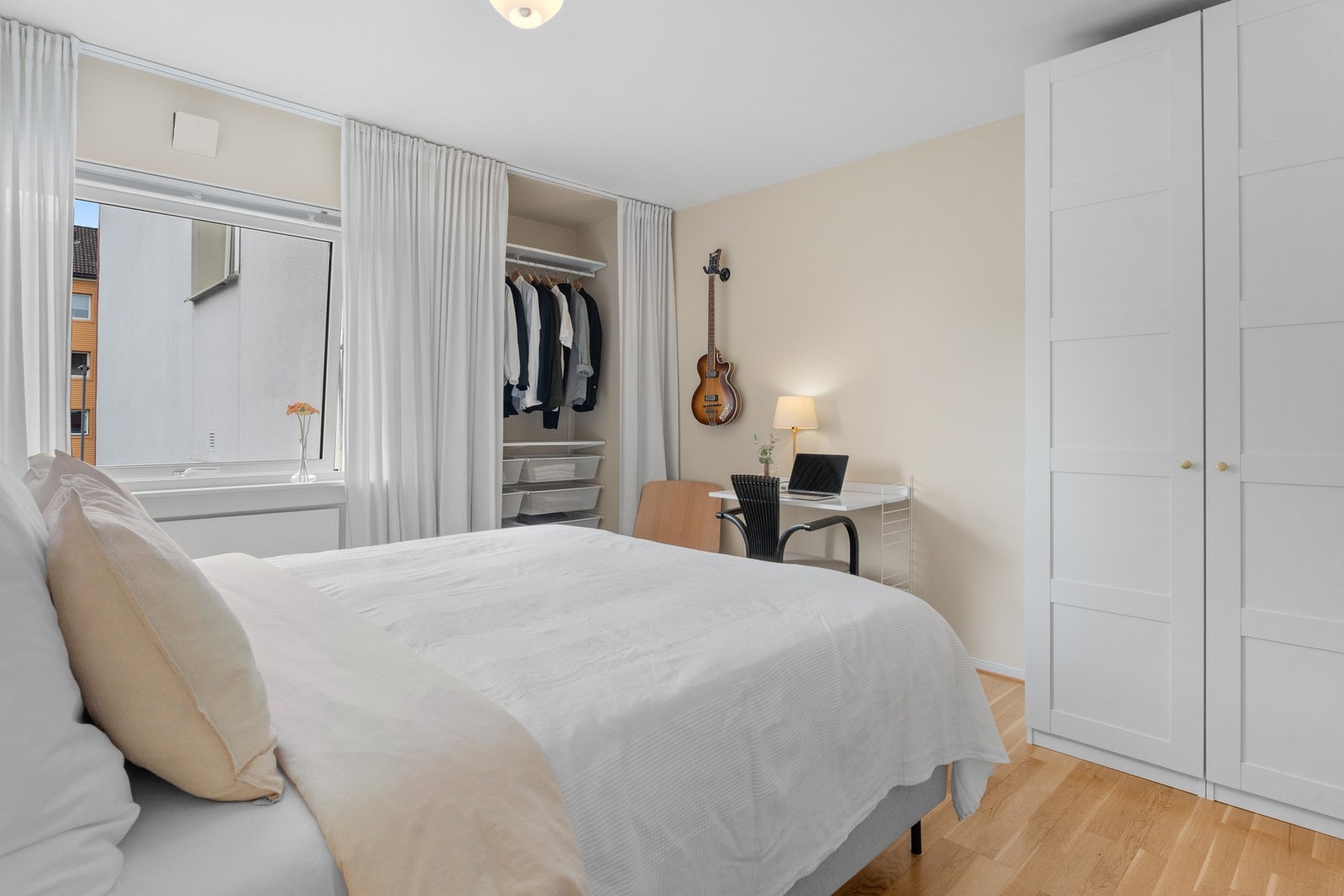 Det er god plass til å innrede med både dobbeltseng, nattbord og kontorpult. Galleribilde