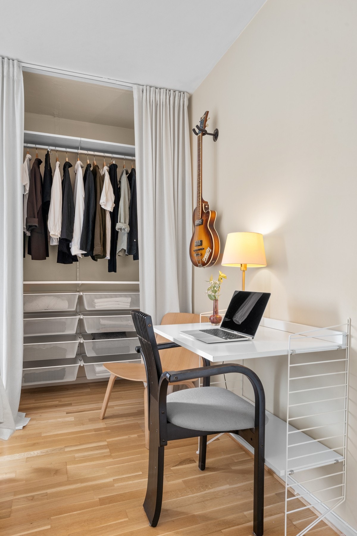 For oppbevaring er det montert en praktisk garderobeløsning med skuffer og stang til oppheng av tøy. Det er også montert et stort garderobeskap på soverommet. Galleribilde