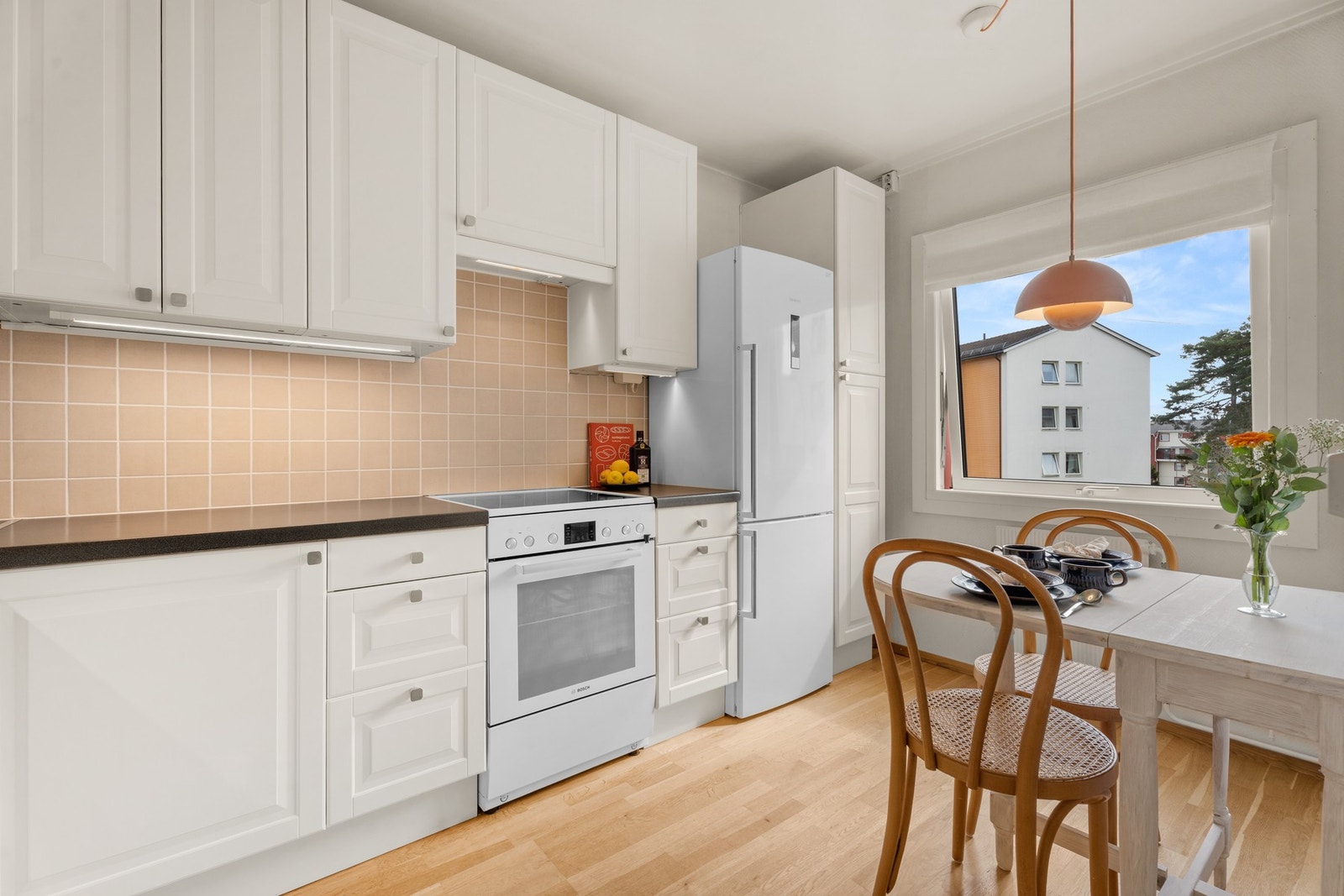 Leiligheten har et stilrent og tidløst kjøkken i eget rom i tilknytning til stuen. Rommet er av god størrelse og får godt med naturlig lys via stor vindusflate. Galleribilde