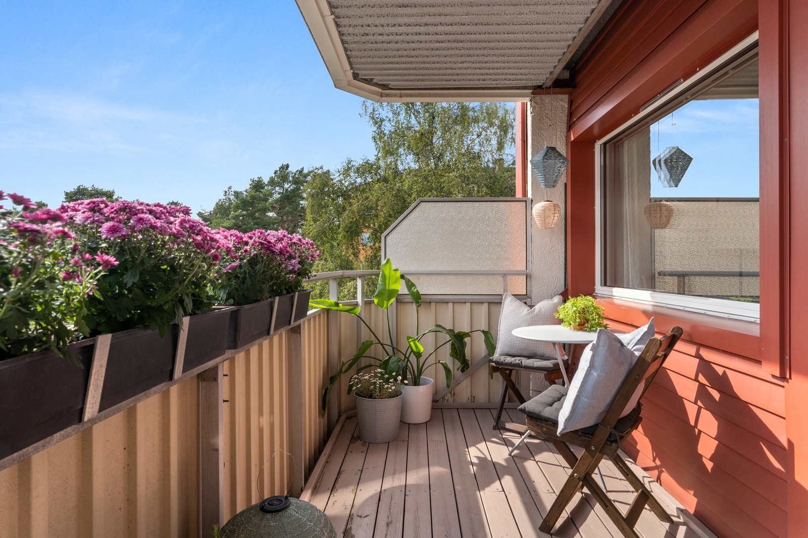 Her er det god plass til å innrede med ønsket utemøblement, slik at man kan nyte sommerdagene med komfort. Galleribilde