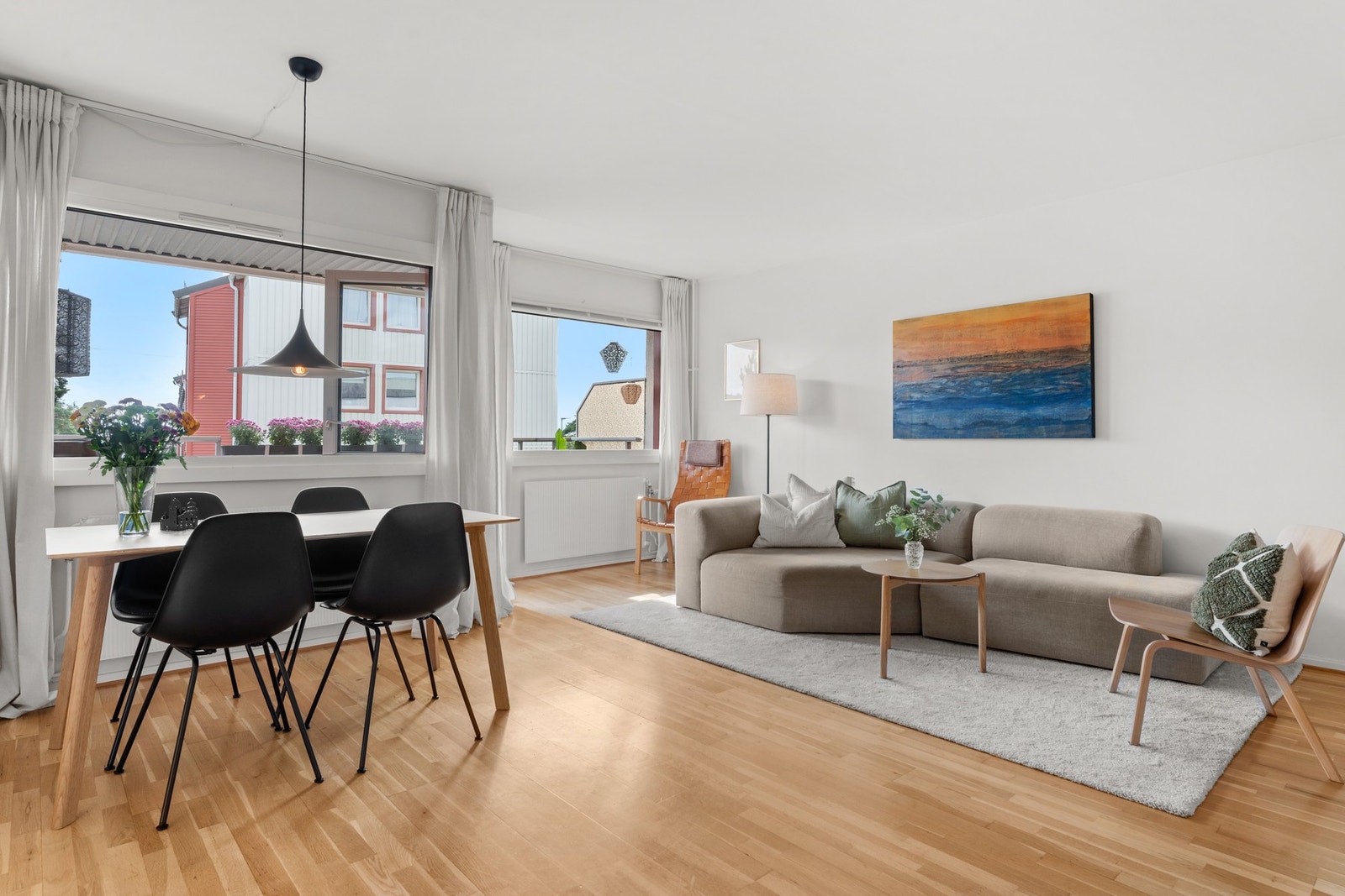 Vetlandsveien 76 er en lys 2-roms på 59m² med stor, solrik balkong og et moderne bad rehablitert i regi av borettslaget. Beliggenheten er meget sentralt med kort vei til både T-bane, nærsenter og Østmarka. Galleribilde