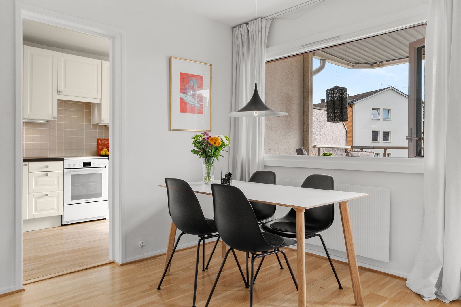 Det passer utmerket å innrede med et spisebord i sonen mellom stuen og kjøkkenet. Galleribilde