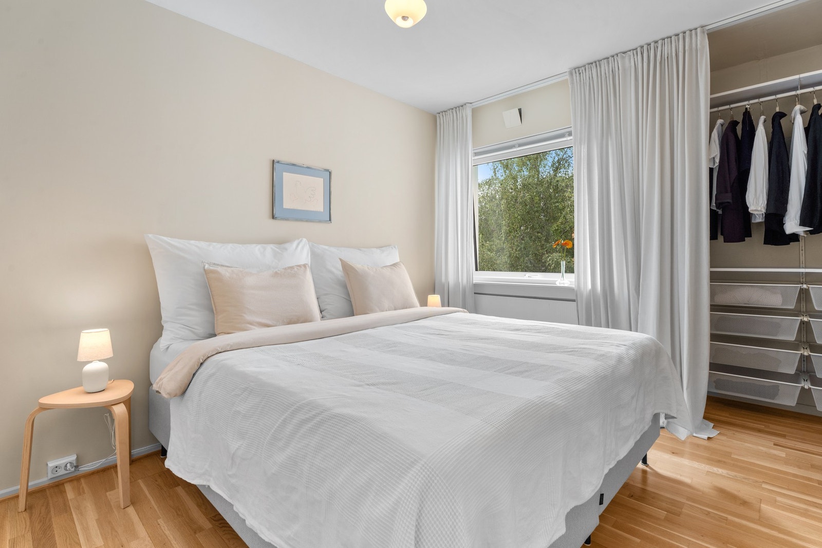 Soverommet er lyst og luftig med eikeparkett på gulvet og lysmalte, helsparklede vegger. Galleribilde