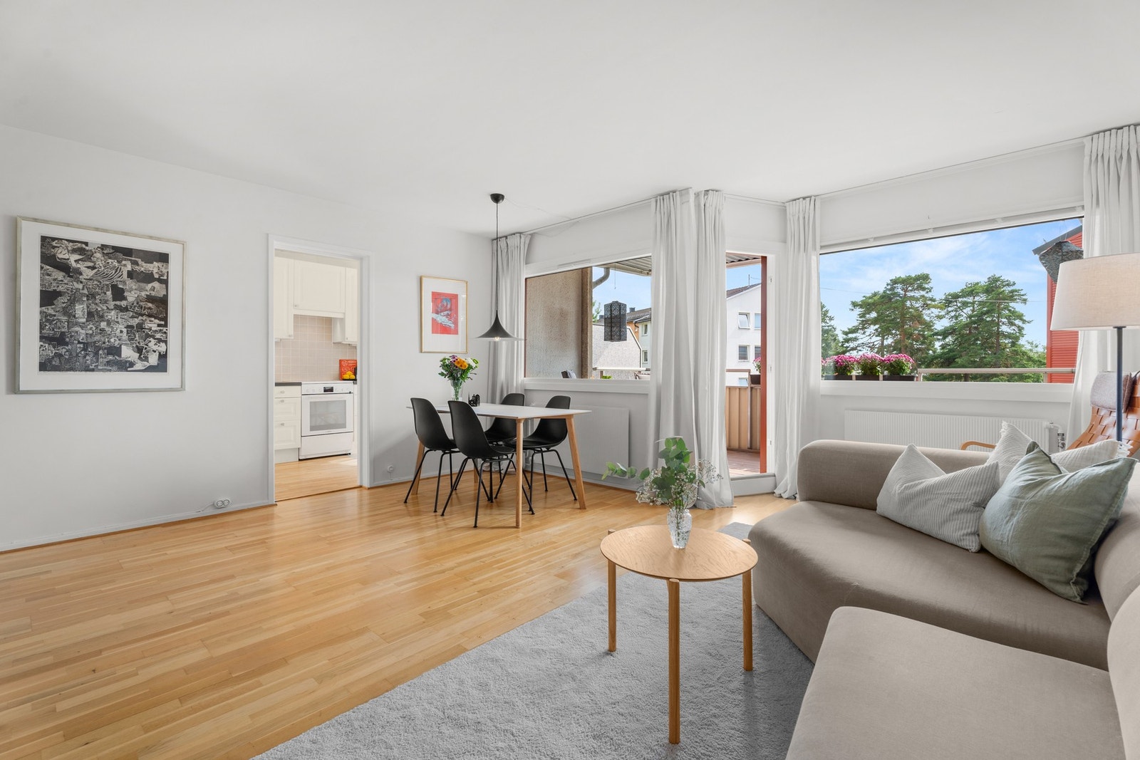 Stuen får godt med naturlig lysinnslipp fra store vindusflater. Vinduene og balkongdøren ble skiftet i regi av brl. i 2020. Galleribilde