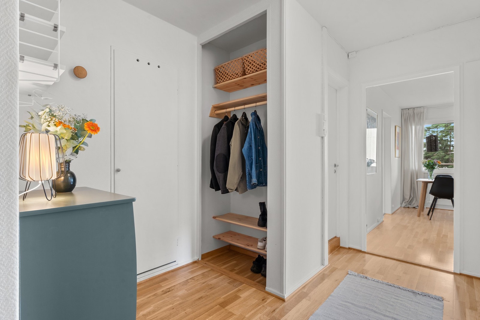 Entreen i leiligheten er veldig praktisk utformet med nisje for garderobeløsning og direkte tilgang til en romslig innvendig bod. Galleribilde