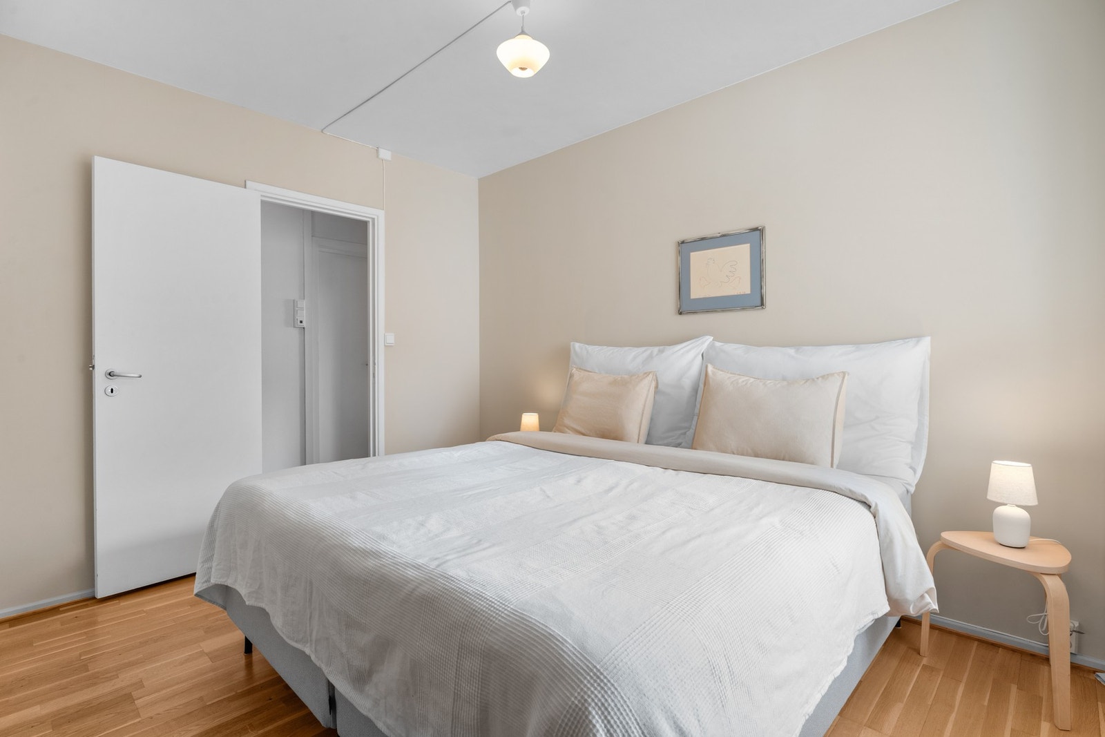 Ytterligere lagringsplass finnes i innvendig bod i gangen, samt to kjellerboder på til sammen ca. 6 kvm. Galleribilde