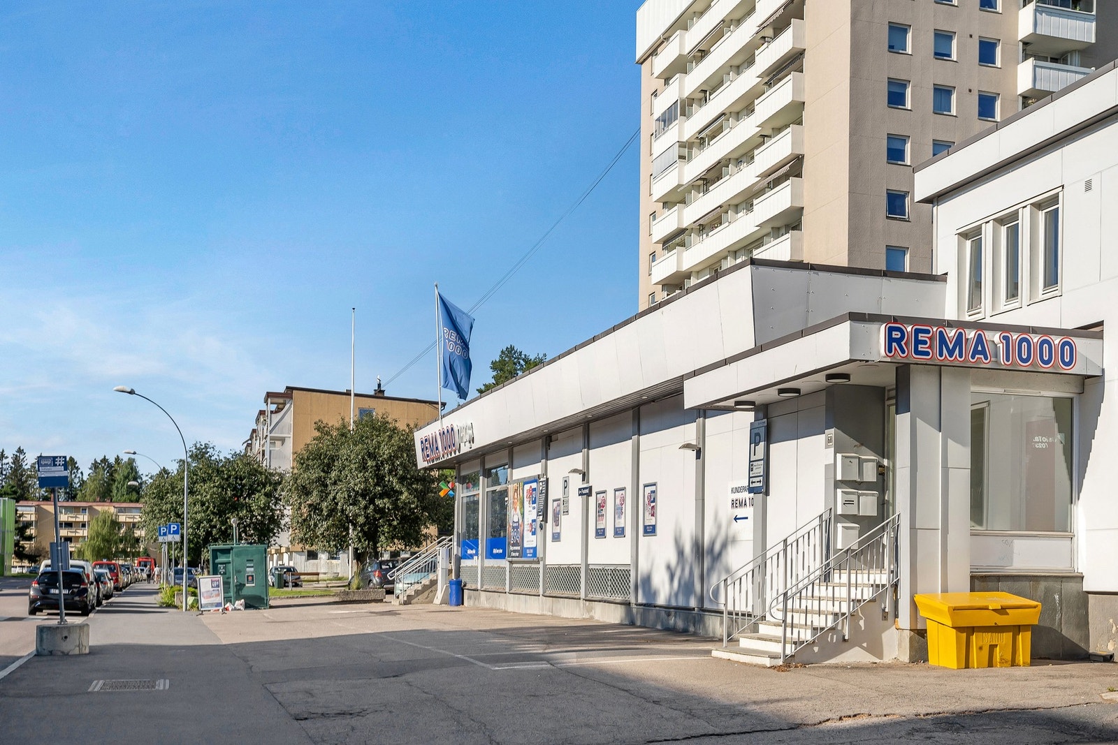 Dagligvarehandelen kan gjøres ved bl.a. Rema 1000 og Meny. Begge ligger i gangavstand fra boligen. Coop Prix ligger rett ved og er under renovering. Planlagt at blir en Kiwi-butikk. Galleribilde