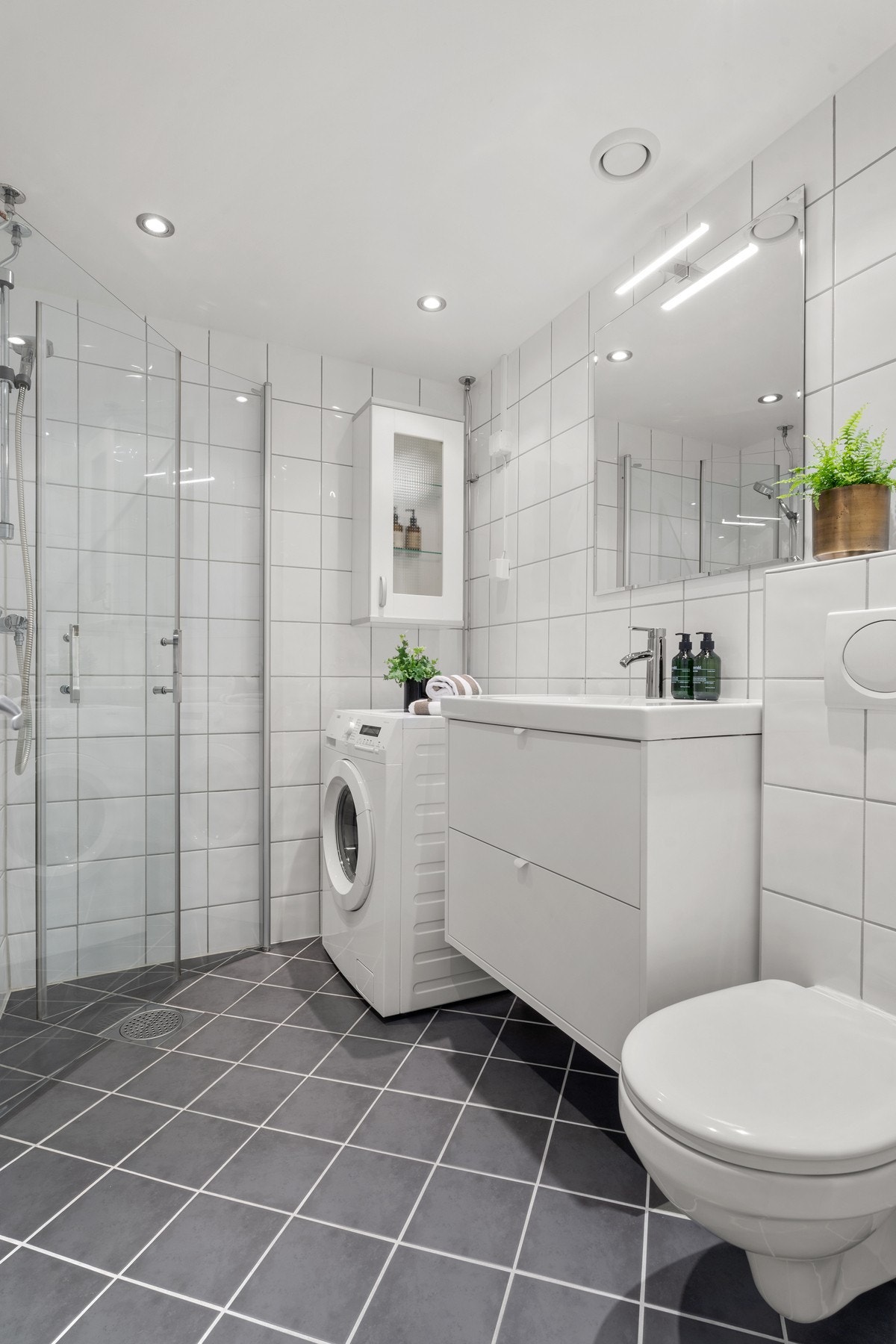 Leiligheten har et delikat bad som ble rehabilitert av borettslaget i 2008. Rommet er av god størrelse og har en moderne stil og standard. Galleribilde