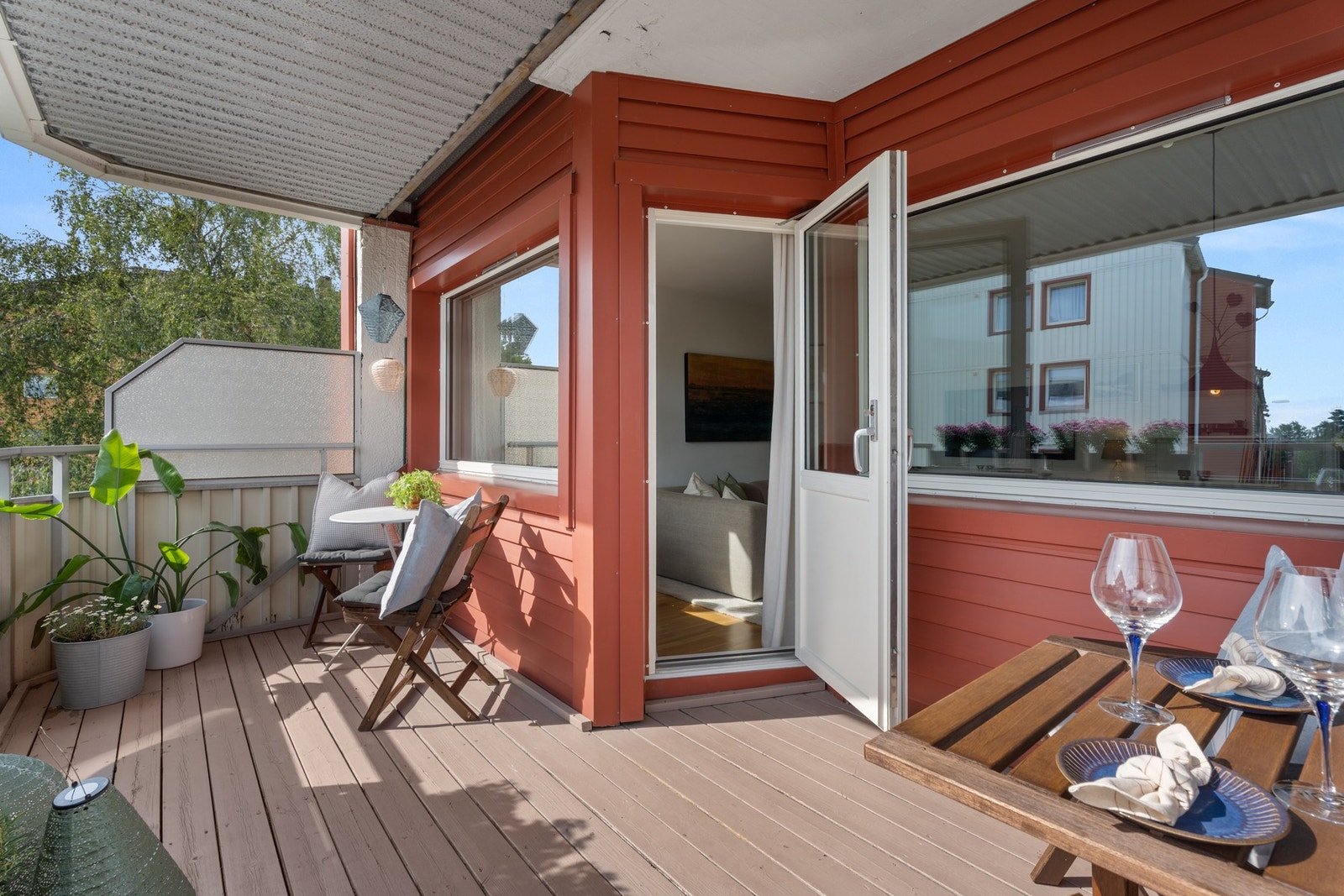 Fra stuen er det utgang til en overbygd, sydvestvendt balkong på ca. 10 kvm. Galleribilde