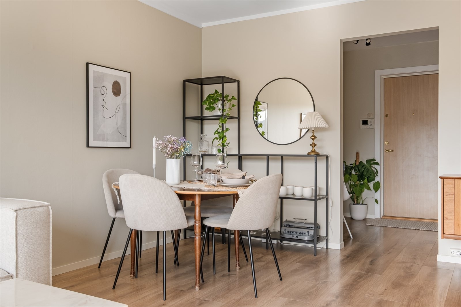 Det er god plass til å møblere med spisebord tilknytning til kjøkkenet. Galleribilde
