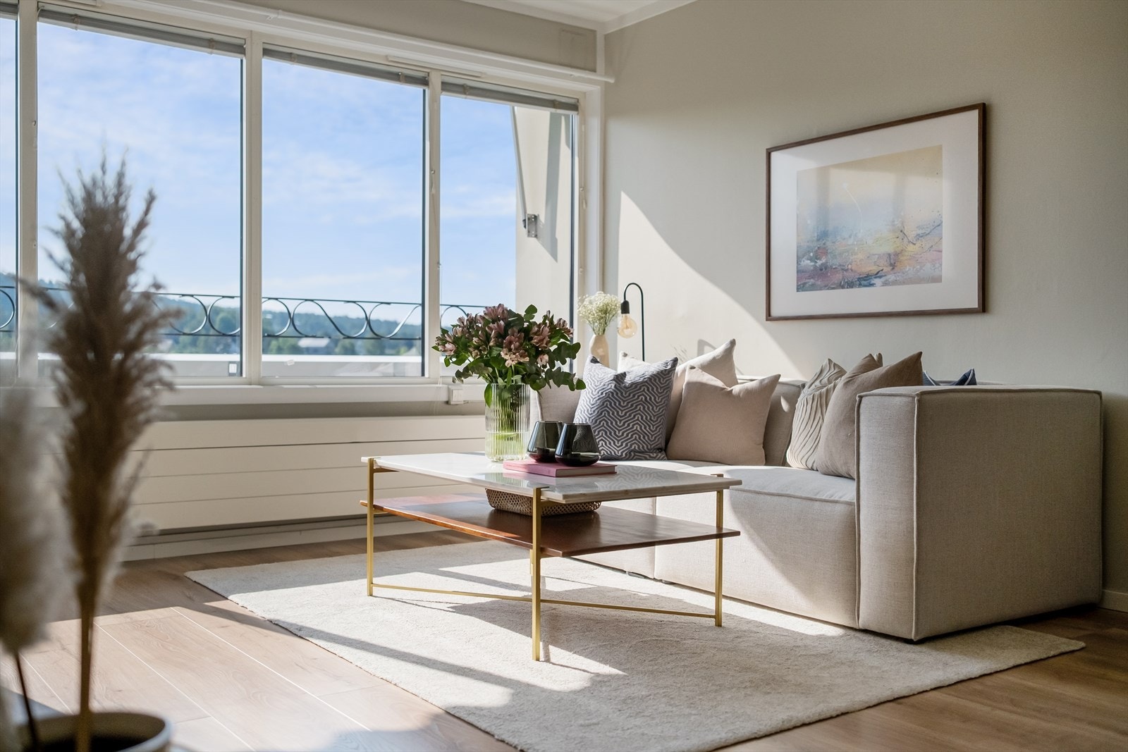 Planløsningen er tilpasset på en meget god måte med plass til både sofagruppe, spiseplass og tilhørende møbler. Galleribilde