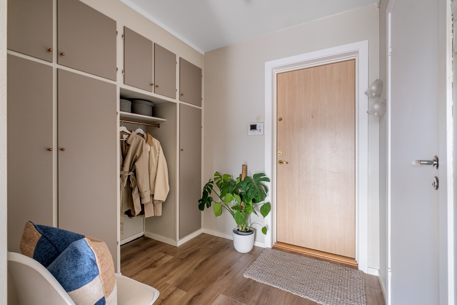 Velkommen inn! Leiligheten har en lys og romslig entré med gode oppbevaringsmuligheter. Galleribilde
