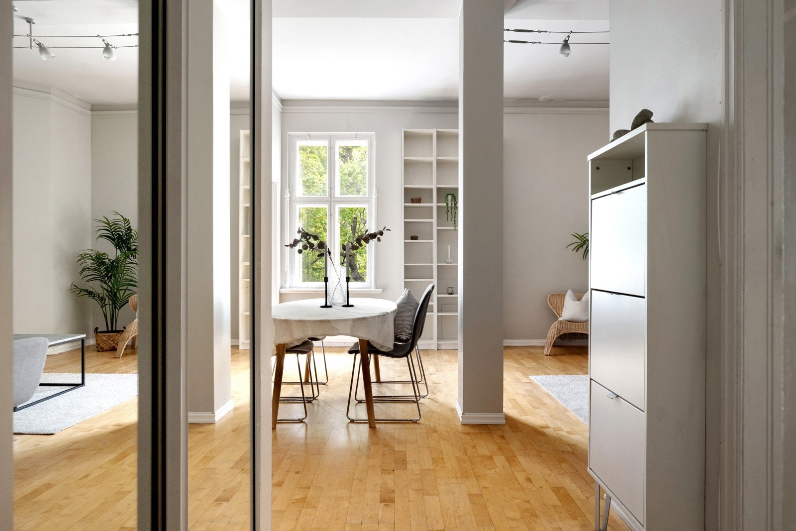 Velkommen inn - Leiligheten har en god intern beliggenhet i byggets 4. etasje med heis direkte til leilighetsplan. Galleribilde