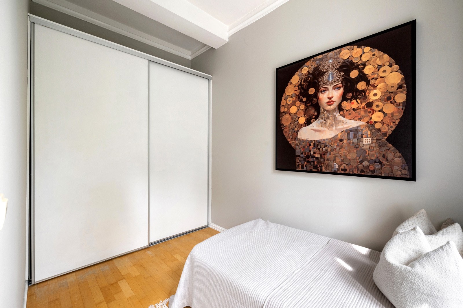 Rommet er innredet med en stor skyvedørsgarderobe som gir rikelig med skapplass. Galleribilde