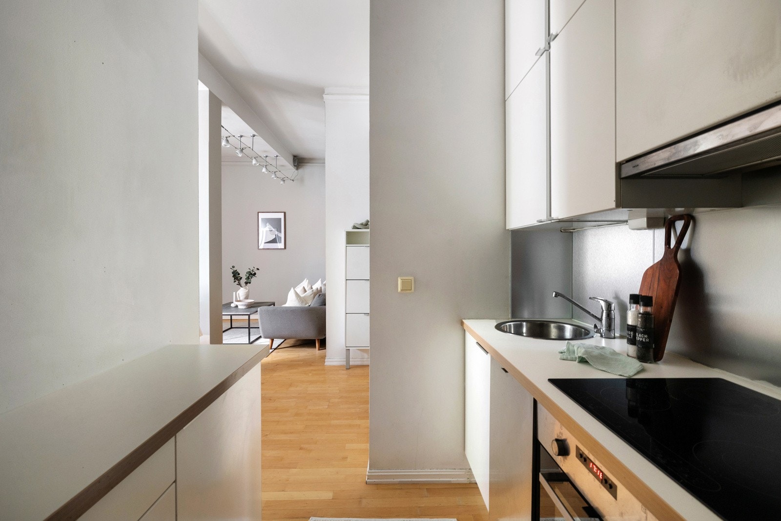 Kjøkkenet er utstyrt med integrert induksjonstopp, stekeovn, oppvaskmaskin og kombiskap med kjøl/frys. Over platetoppen er det montert kjøkkenventilator med avtrekk koblet til byggets ventilasjonssystem. Galleribilde