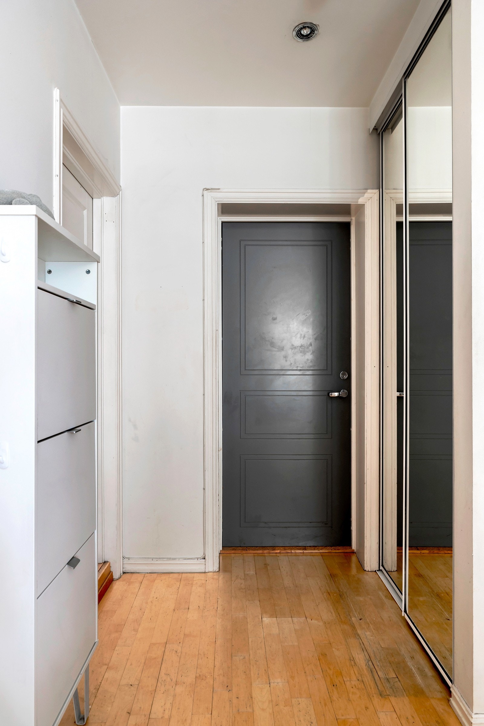 Entréen er innredet med en romslig skyvedørsgarderobe hvor yttertøyet pent kan ryddes bort. Galleribilde