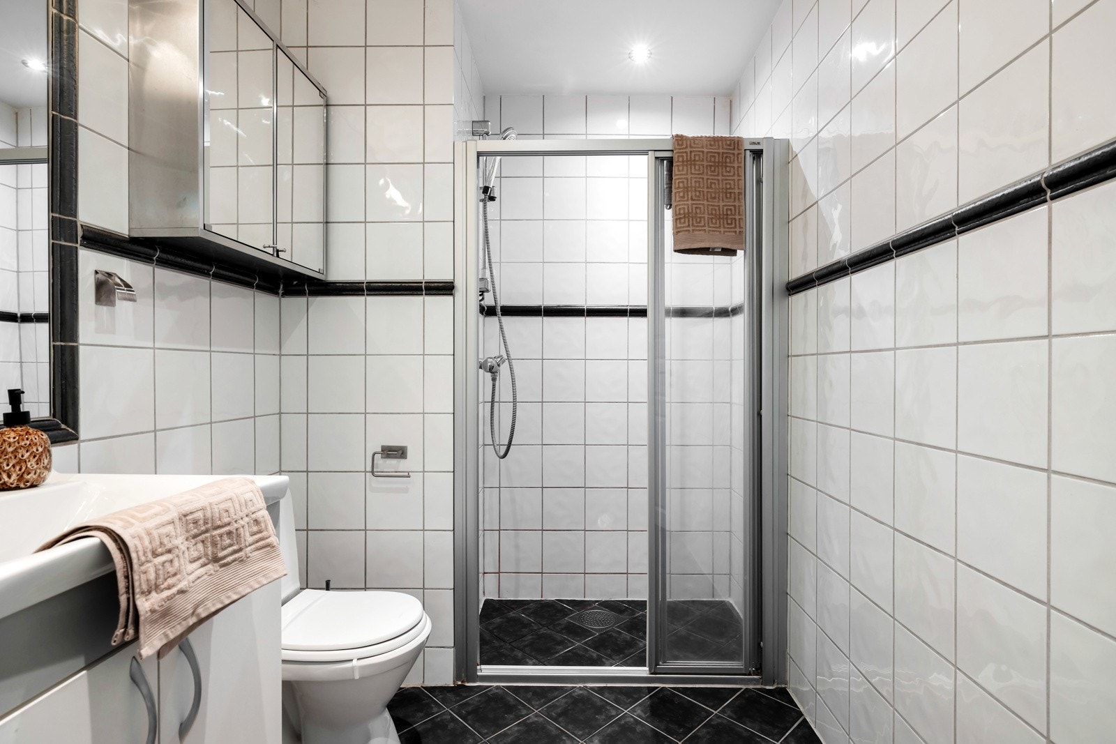 Flislagt bad fra 2002 med behagelig gulvvarme og opplegg for vaskemaskin. Galleribilde