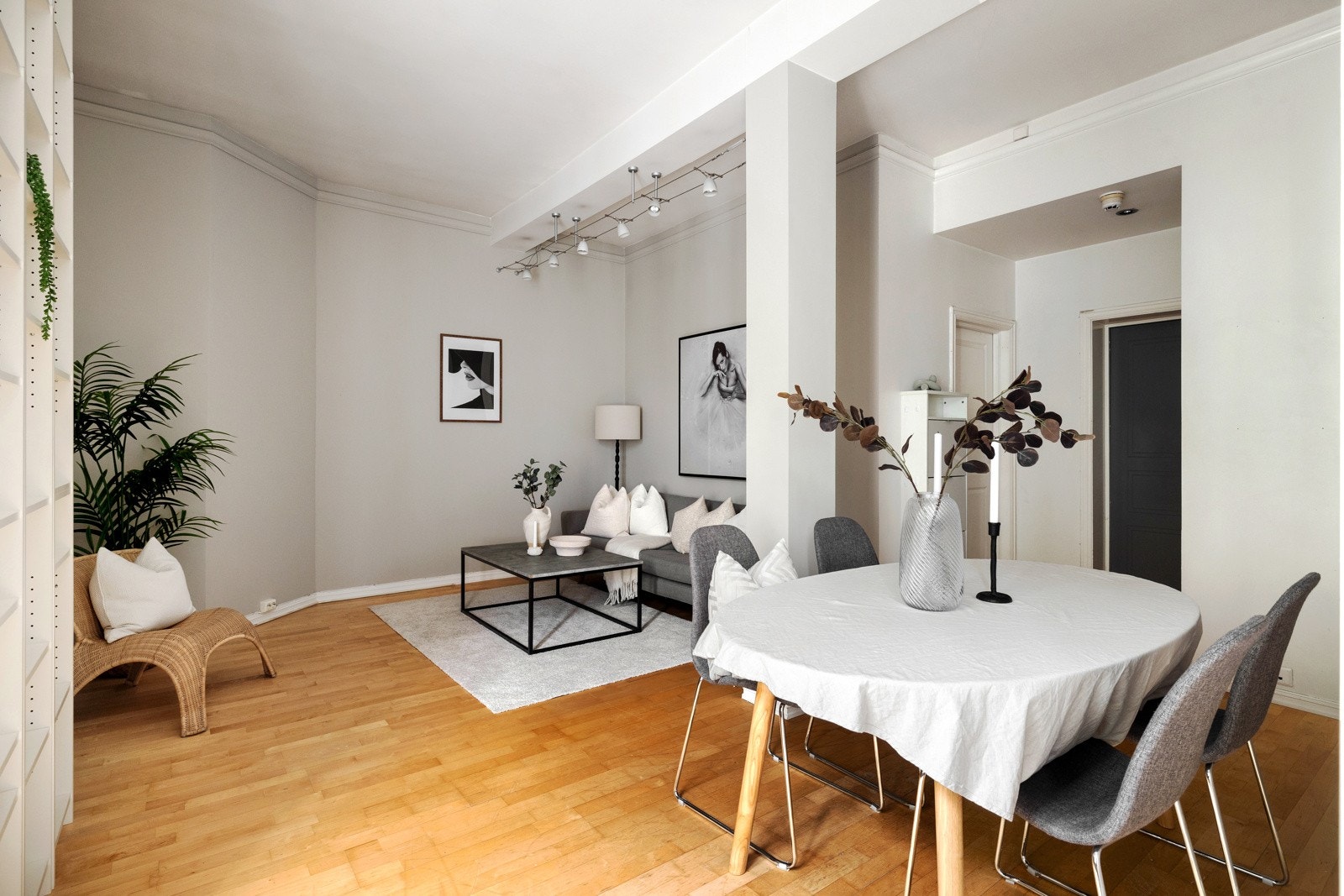 Romslig og innbydende stue med god plass til sofagruppe, tilhørende møblement og spisebord. Galleribilde