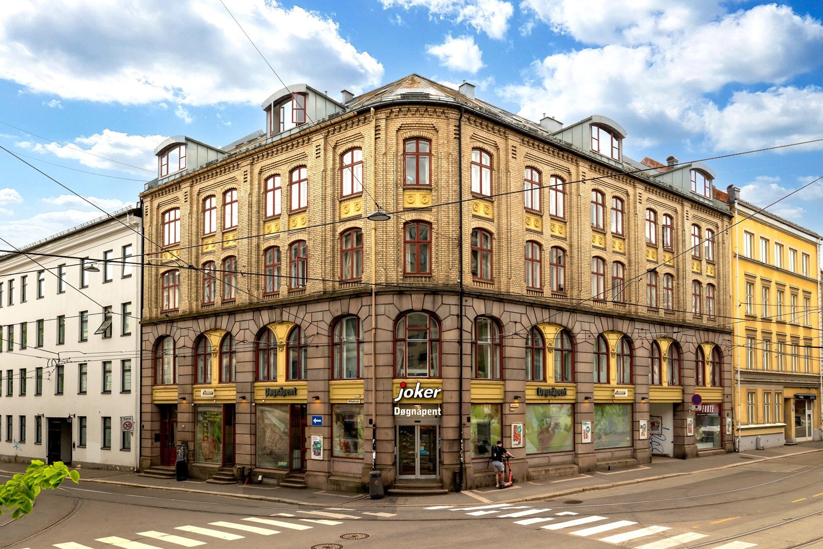 Ærverdige Parkveien 8 har en urban og sentral beliggenhet i attraktive Homansbyen i Frogner bydel. Galleribilde