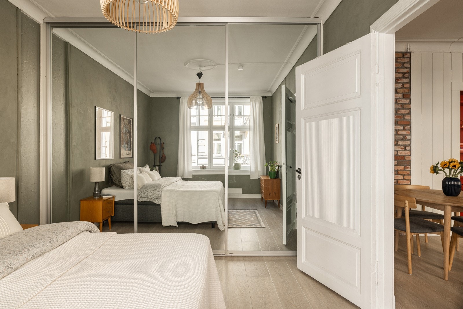 Flere meter garderobeskap, oppgradert i 2020. Galleribilde