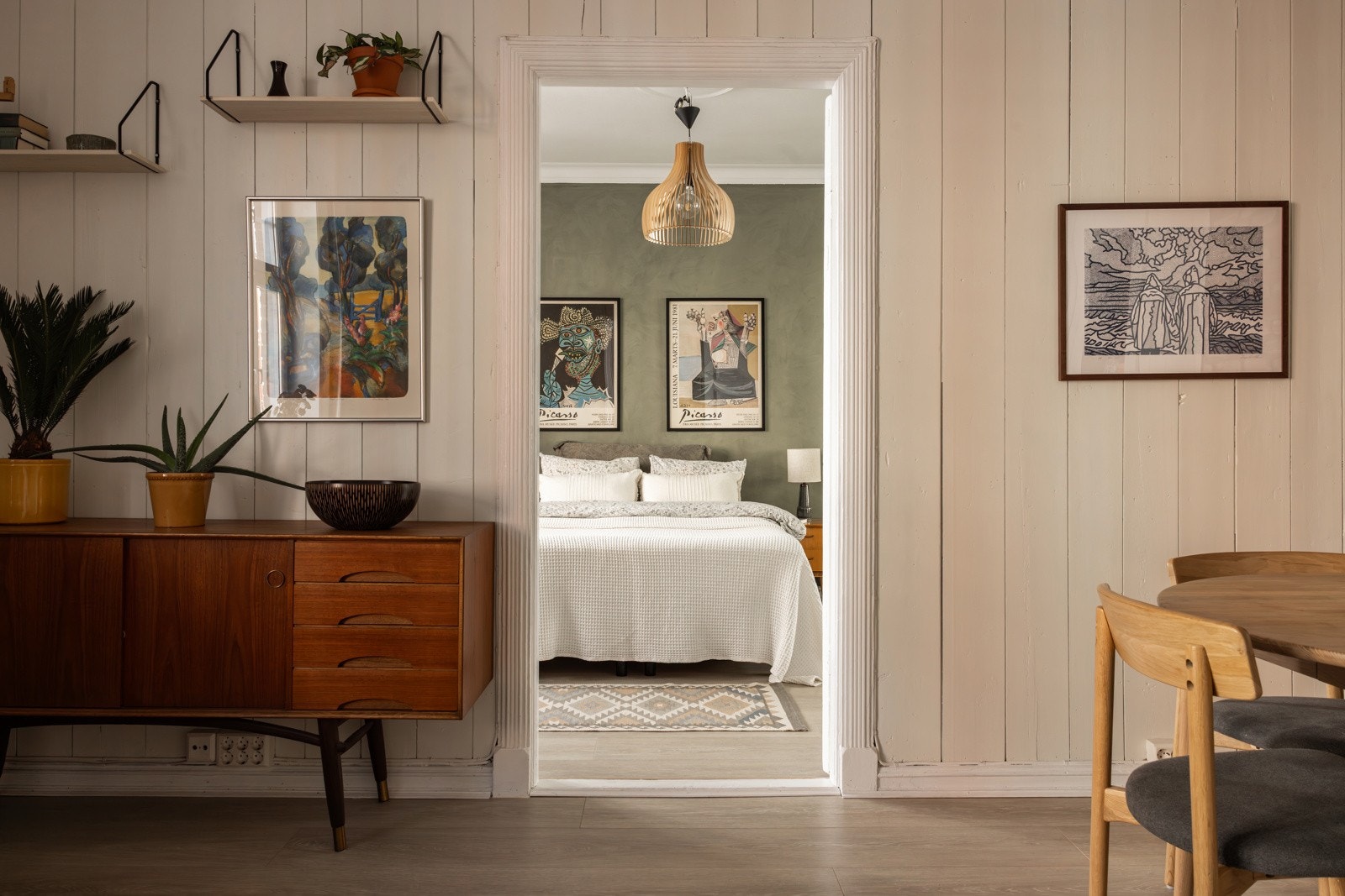 Selgers ord: "De luftige rommene, den gode takhøyden og all oppbevaringsplassen gjør at leiligheten oppleves romslig, samtidig som den er både koselig og sjelfull." Galleribilde