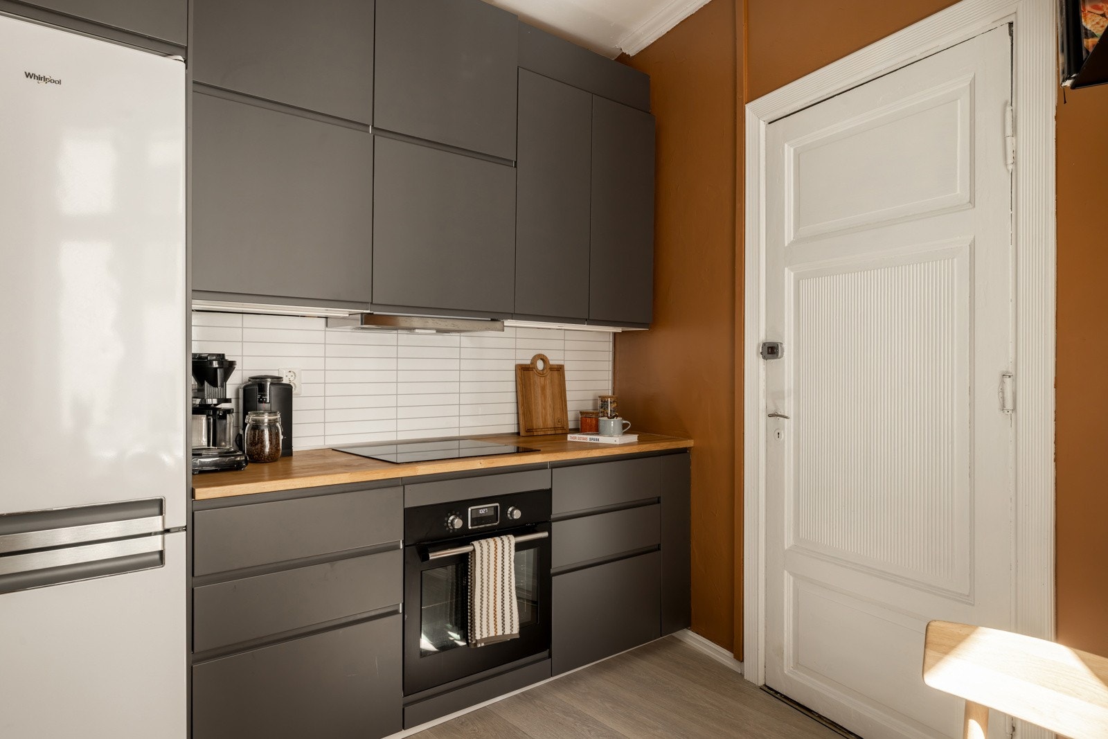 Slitesterk benkeplate i heltre med kitchen boards over. Kjøkkenet er utstyrt med integrert induksjonsplatetopp, stekeovn og oppvaskmaskin (40 cm), samt tilrettelagt for kjøle-/fryseskap. Galleribilde