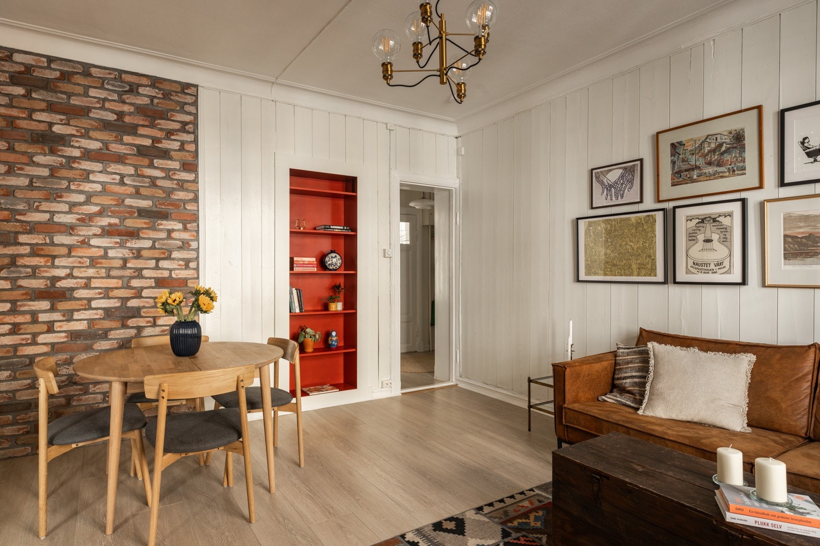 Leiligheten oppleves som svært romslig, med lys gjennomgående planløsning og generøs himlingshøyde. Galleribilde