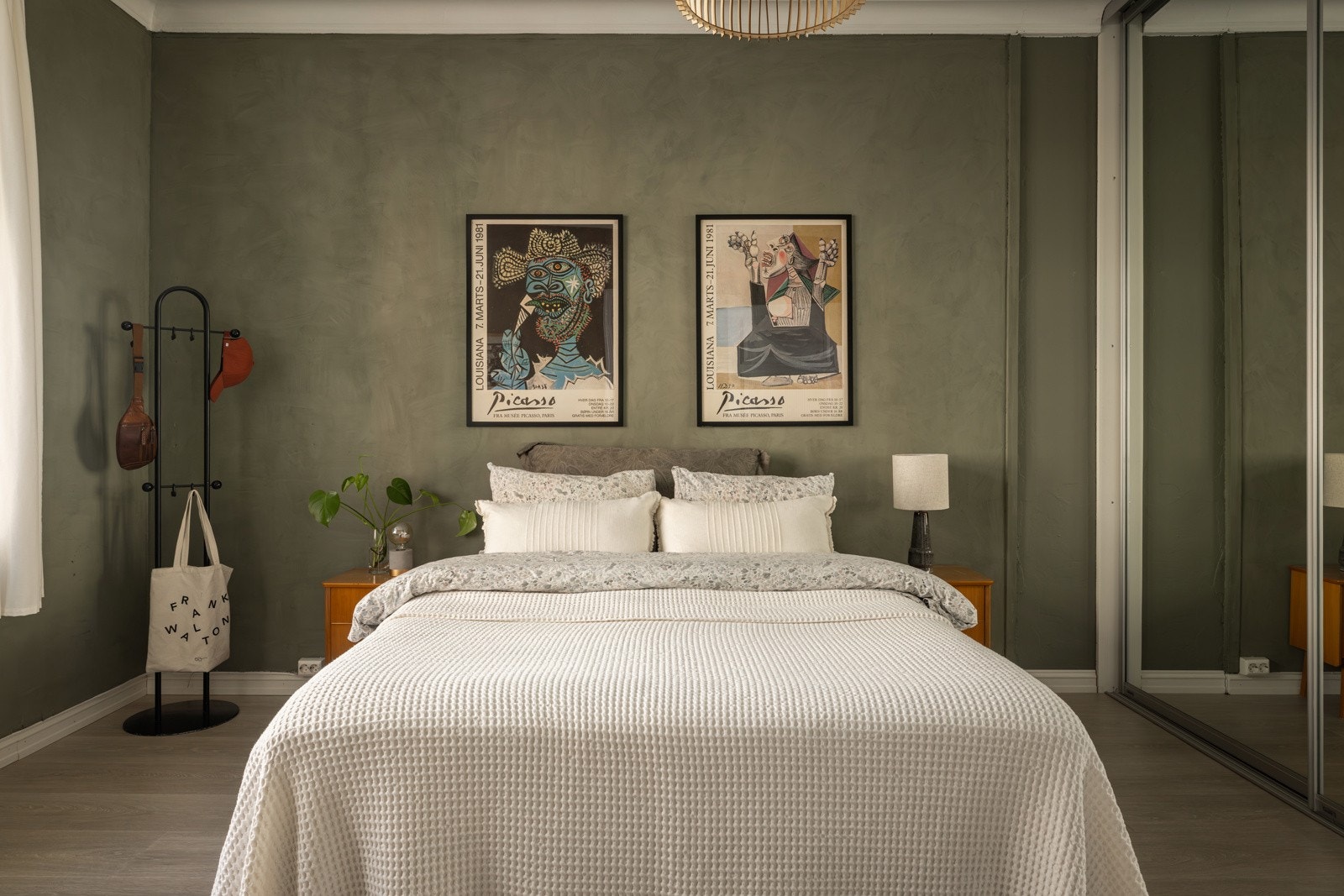 Stort soverom med plass til dobbeltseng og tilhørende møblement. Galleribilde