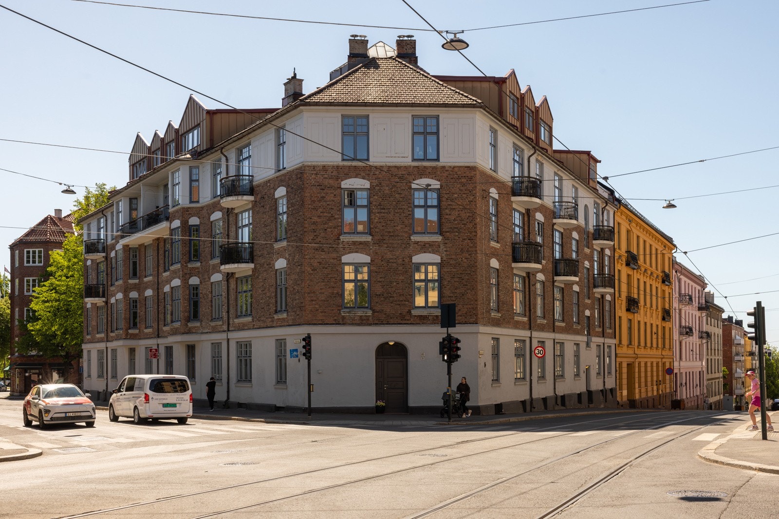 Selgers ord: "Nesten åtte år i denne leiligheten på Adamstuen. Det har vært alle tiders, på alle måter. Umiddelbar nærhet til alt, i tillegg til et utrolig hyggelig sameie." Galleribilde