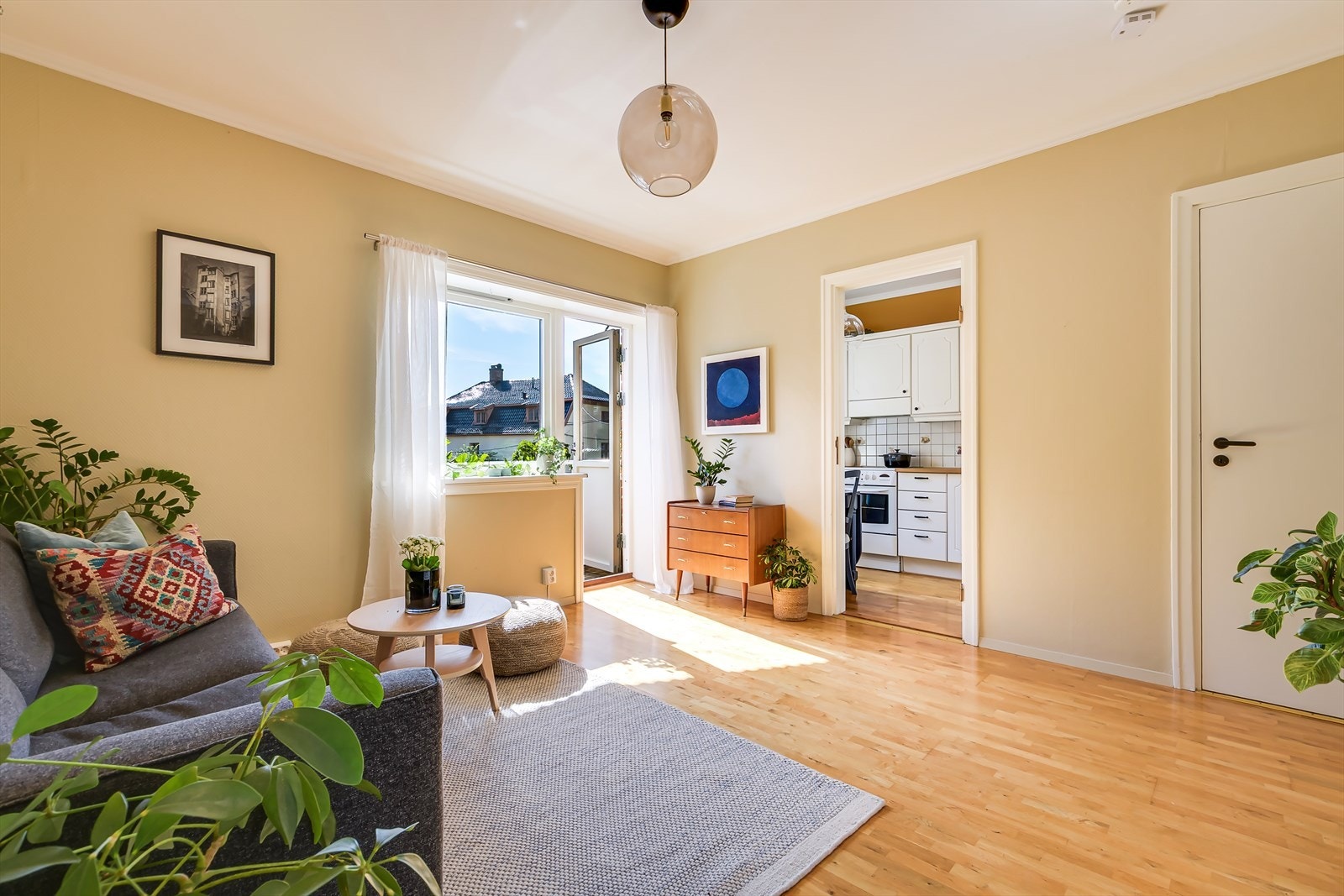 Fra stuen er det utgang til usjenert balkong Galleribilde