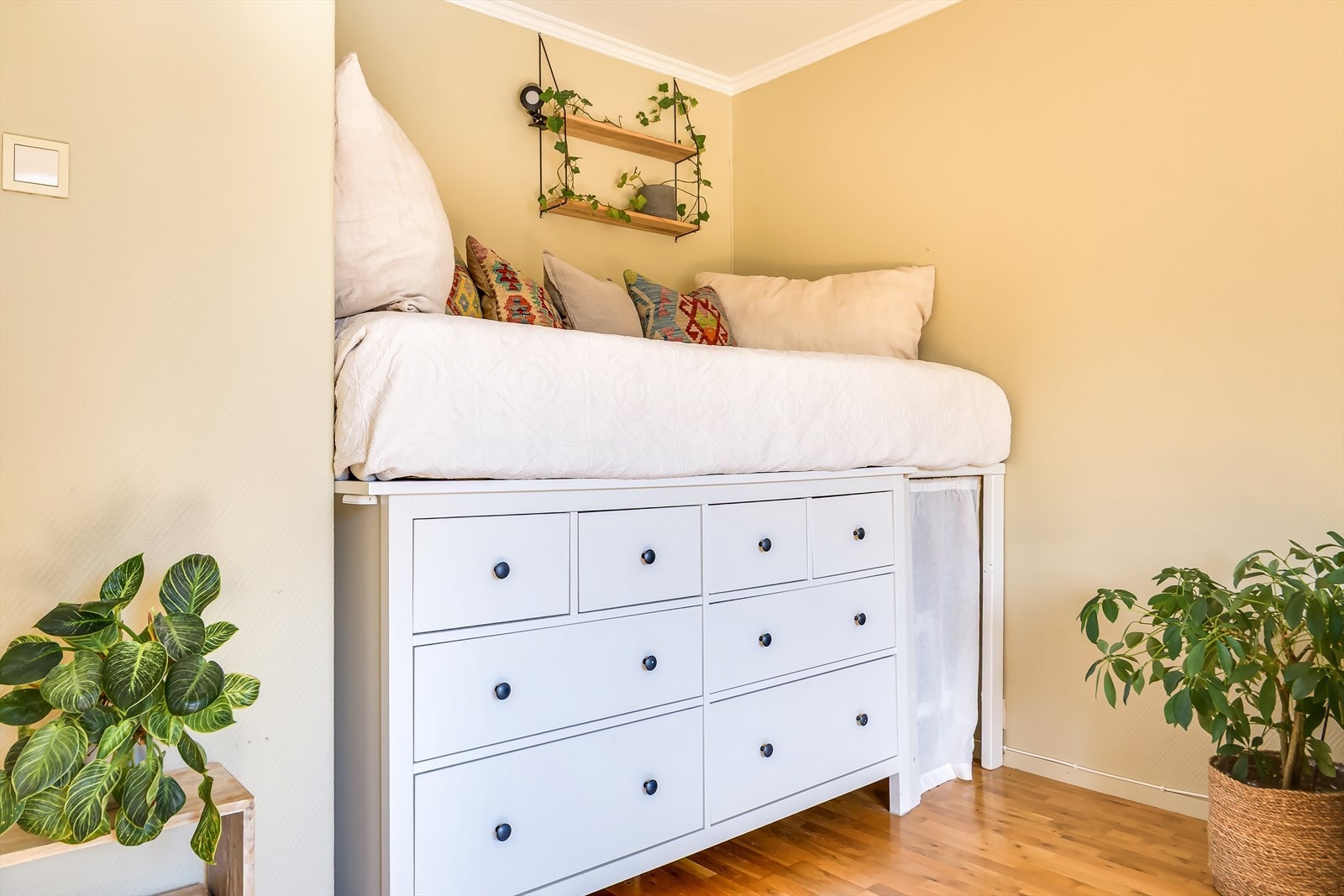 Her er plassen godt utnyttet med soveplass og oppbevaringsmuligheter. Galleribilde